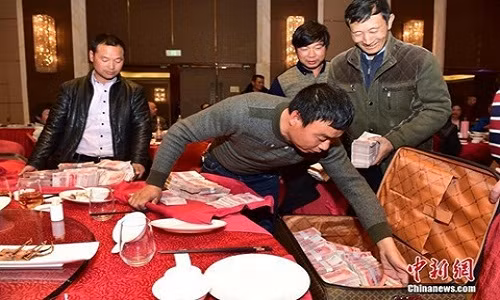 Xon xao cong ty phat thuong dam, nhan vien dung khay dung tien-Hinh-2