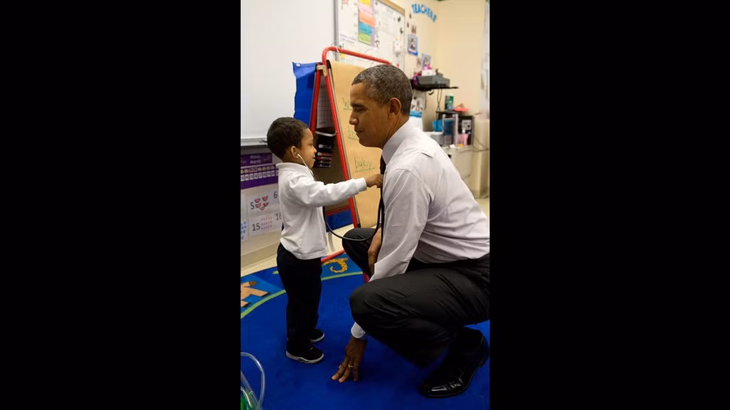 Khi ghé thăm một trường tiểu học tại thủ đô Washington D.C, tổng thống Obama nhìn thấy một cậu bé đang đeo ống nghe liền đề nghị "bác sĩ nhí" này kiểm tra nhịp tim của mình. Ảnh: White House.