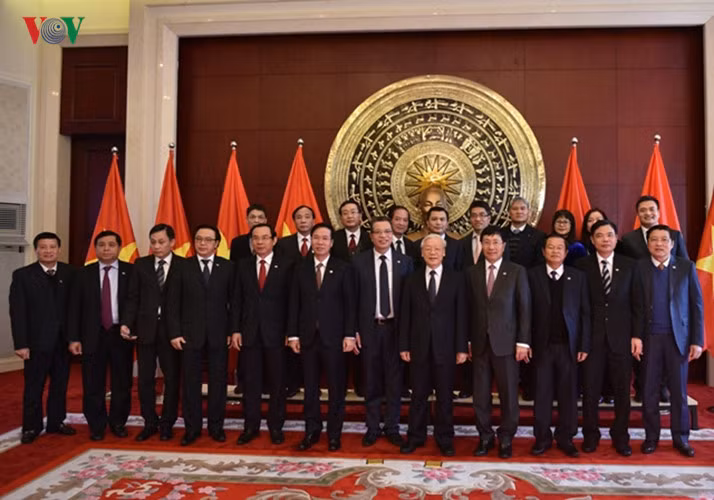 Lãnh đạo Đại sứ quán chụp ảnh lưu niệm với Tổng Bí thư Nguyễn Phú Trọng và lãnh đạo các Bộ, ngành.