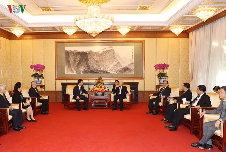 Tổng Bí thư nhấn mạnh Việt Nam sẵn sàng tạo mọi điều kiện thuận lợi cho các nhà đầu tư nước ngoài vào hợp tác đầu tư, trong đó có các doanh nghiệp Trung Quốc; mong các doanh nghiệp hoạt động kinh tế hiệu quả, góp phần tăng cường quan hệ hữu nghị, hợp tác giữa hai nước trên tinh thần vừa là đồng chí vừa là anh em.