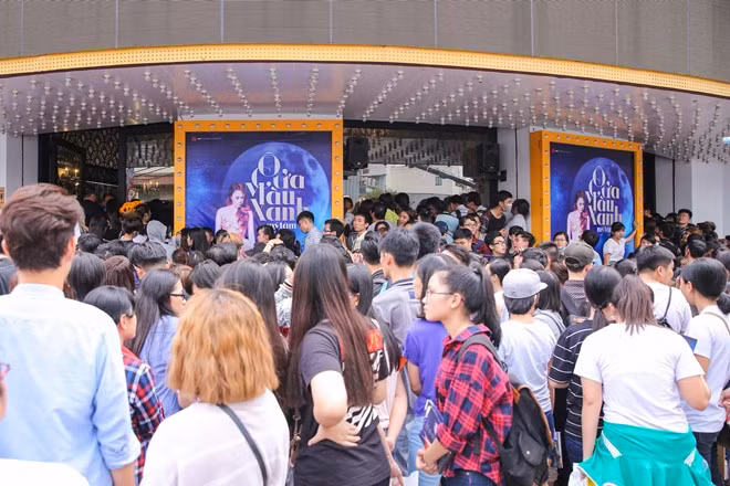 Chiều 13/1 tại sân khấu VShow (TP.HCM), gần 500 người hâm mộ Mỹ Tâm đến từ sớm để tham dự buổi ký tặng DVD Ô cửa màu xanh và họp fan club mừng sinh nhật của nữ ca sĩ vào ngày 16/1 sắp tới.