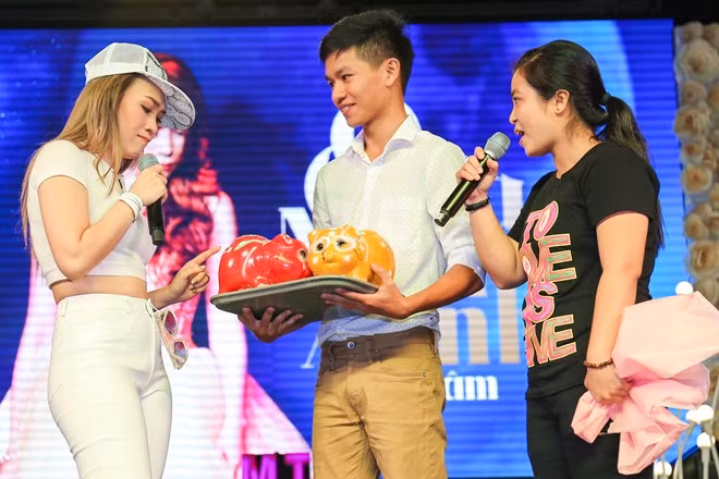 Trong đó món quà khiến nhân vật chính xúc động nhiều nhất chính là 3 chú heo đất được FC 3 miền cùng đóng góp cho quỹ từ thiện do Mỹ Tâm sáng lập. Chia sẻ sự tự hào, cô nhắn nhủ người hâm mộ không chỉ quan tâm đến thần tượng mà hãy sống văn minh, nhân văn và quan tâm đến cộng đồng.