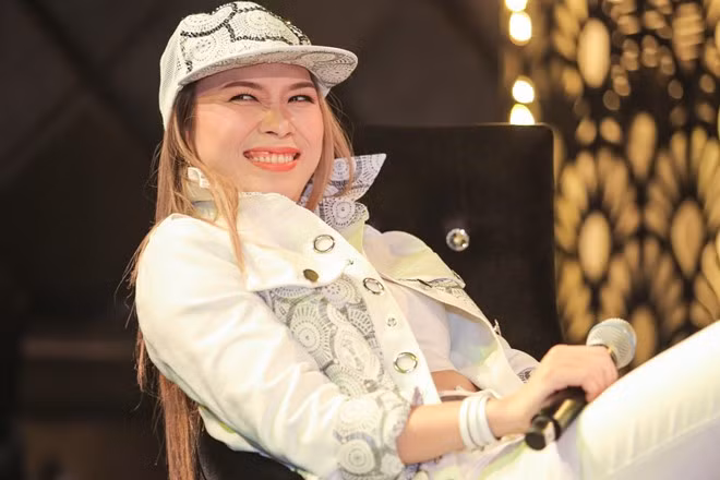 Khi được hỏi về kế hoạch trong năm nay là gì, Mỹ Tâm nửa đùa nửa thật chia sẻ: “Live show chưa có, album chưa có nhưng người yêu đã có”. Trước đó, nữ ca sĩ còn dí dỏm thông báo: “Năm sau chưa cưới nhưng năm tới sẽ cưới”.