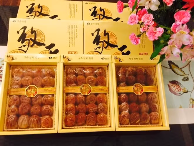 Hồng khô dẻo Hàn Quốc được phơi theo phương pháp treo truyền thống, không chất bảo quản, không có đường hay chất tạo ngọt. Quả hồng khô mặt bên ngoài, bên trong vẫn dẻo và ướt như hồng tươi. Điều đặc biệt là hồngcó thể bảo quản trong tủ lạnh đá nhưng không bị đông cứng. Một hộp hồng 24 trái có giá khoảng 1 triệu đồng. Ảnh: Helloshop.