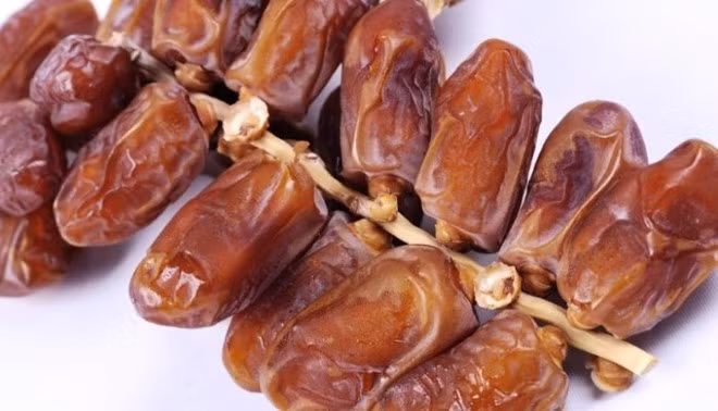 Chà là nguyên cành được thu hoạch khi chín cây, làm sạch và để khô tự nhiên trên cành, nên khi đóng hộp, trái còn trên nhánh, không độc hại và giữ được chất dinh dưỡng. Hạt chà là dẻo, thơm, không quá khô, ngọt vừa. Một kg chà là nguyên cành có giá khoảng 400.000 đồng. Ảnh: Linkedin.