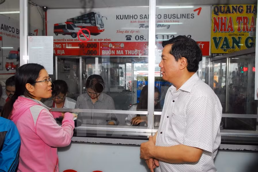 Bí thư Thành ủy Đinh La Thăng thăm hỏi, chúc tết người dân tại Biến xe Miền Đông. Ảnh: Mạnh Linh-TTXVN