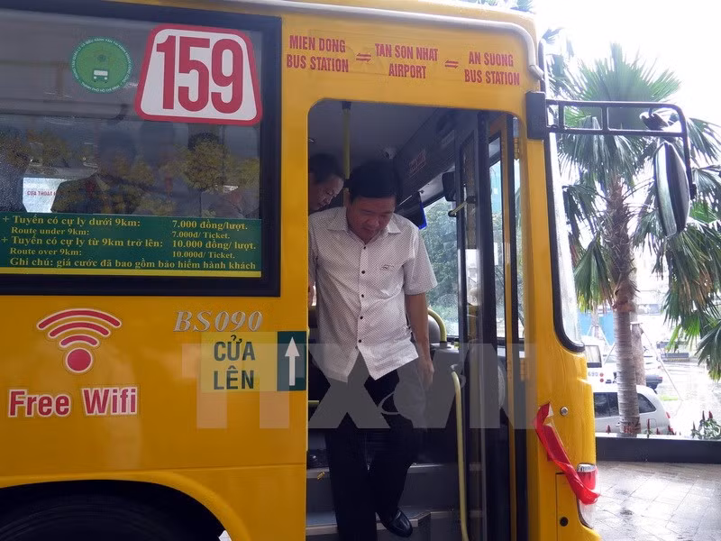 Bí thư Thành ủy Đinh La Thăng trải nghiệm tuyến xe buýt mới số 159. (Ảnh: Hoàng Hải/TTXVN)