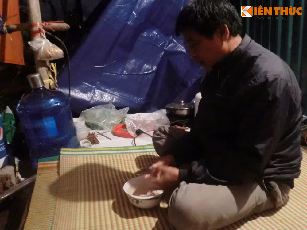 Dung leu, dot lua trong cay canh Tet trong dem mua lanh-Hinh-13