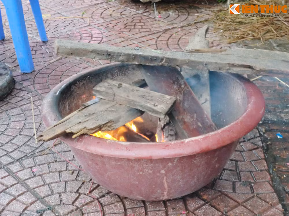 Dung leu, dot lua trong cay canh Tet trong dem mua lanh-Hinh-10