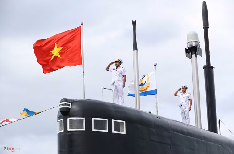 Đặc biệt, tàu ngầm Kilo 636 còn được trang bị hệ thống vũ khí được xem là mạnh nhất trong thế giới tàu ngầm phi hạt nhân hiện nay với tổ hợp tên lửa hành trình Klub-S trang bị tên lửa hành trình đối hải – đối đất có tầm phóng 200-300km cùng hệ thống phóng ngư lôi cỡ 533mm có thể kết hợp thả thủy lôi. Nguồn ảnh: Zing