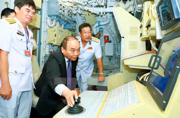 Trong ảnh, Thủ tướng Nguyễn Xuân Phúc thăm bên trong tàu ngầm Kilo 636. Có thể thấy, hệ thống điều khiển trong Kilo 636 được Nga chế tạo với cấp độ rất hiện đại, hệ thống hiển thị trực quan, sinh động tạo điều kiện thuận lợi cho đội ngũ thủy thủ đoàn tác chiến. Nguồn ảnh: Vietnamplus