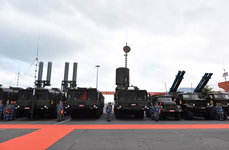 Tại buổi lễ thượng cơ tàu ngầm Đà Nẵng 186 và Bà Rịa-Vũng Tàu 187, Hải quân Việt Nam đã giới thiệu tới lãnh đạo Đảng, Nhà nước và báo giới một số loại vũ khí hiện đại nhất có trong trang bị hải quân ta. Ảnh: “Đội hình” từ trái qua phải gồm các xe phóng tự hành và radar dẫn bắn của tổ hợp tên lửa hành trình K-300P Bastion-P (biên chế Lữ đoàn 681) và các xe vận tải mang bệ phóng tên lửa EXTRA và Accular. Nguồn ảnh: VGP
