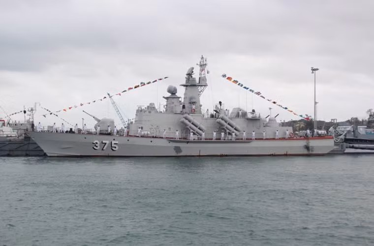 Ở trên mặt nước, Hải quân Việt Nam hiện trang bị nhiều loại tàu chiến đấu hiện đại. Nổi bật lên trong số đó là loạt 8 tàu tên lửa Project 12418 Molniya được trang bị đến 16 tên lửa hành trình Uran-E. Nguồn ảnh: Tuổi Trẻ