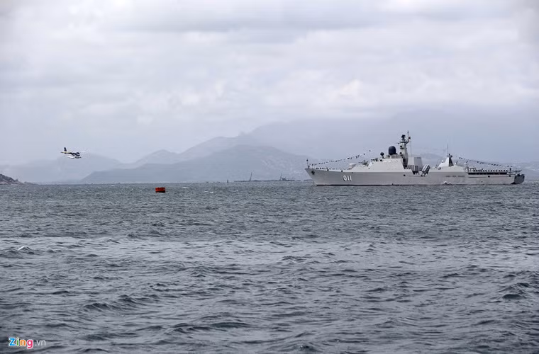 Mạnh mẽ nhất, lớn nhất, hiện đại nhất trong đội tàu mặt nước Việt Nam là lớp tàu hộ vệ Project 11661E Gepard 3.9. Hiện Việt Nam đã được trang bị 2 chiếc loại này với tên gọi 011 Đinh Tiên Hoàng và 012 Lý Thái Tổ. Bên cạnh đó, dự kiến vào cuối năm nay chúng ta sẽ nhận thêm 2 chiếc nữa được nâng cấp vũ khí săn ngầm. Nguồn ảnh: Zing