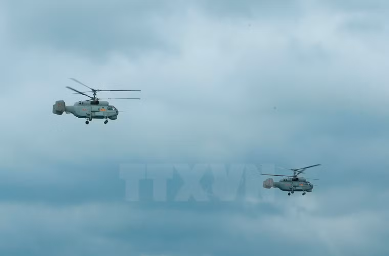 Trực thăng săn ngầm Ka-28 được trang bị radar dò tìm mặt nước, sonar tìm tàu ngầm và các phao thủy âm cùng hệ thống vũ khí chống ngầm mạnh mẽ với ngư lôi 400mm và bom. Nguồn ảnh: Vietnamplus