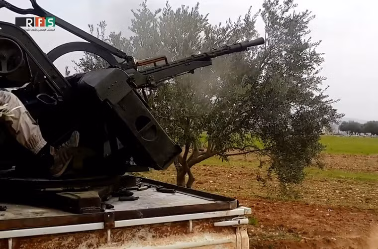 Hỏa lực phòng không tầm thấp của đối phương đang bắn về hướng chiếc MiG-23. Nguồn ảnh: SyriaL