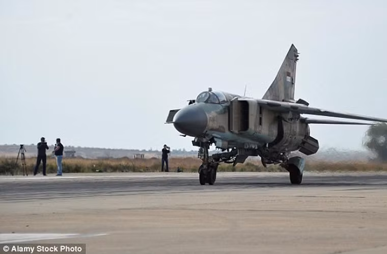 Chiếm số lượng quá nửa (đến 80 chiếc) là phiên bản máy bay tiêm kích đánh chặn MiG-23MLD - thế hệ phiên bản hiện đại hóa cuối cùng dòng tiêm kích đánh chặn MiG-23. MiG-23MLD được trang bị hệ thống radar mới tốt hơn, bổ sung radar báo động sớm và hệ thống pháo sáng mồi bẫy. Về mặt hỏa lực, nó có thể mang được tên lửa không đối không Vympel R-73. Nguồn ảnh: Daily Mail