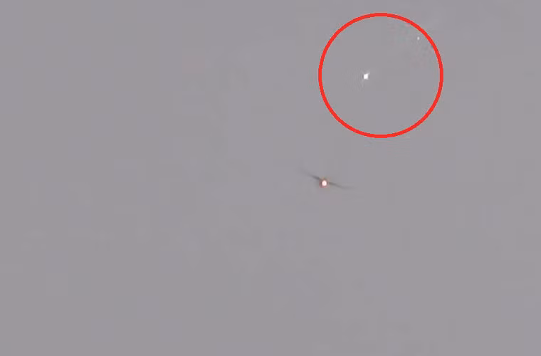 Sau khi ném bom xong, chiếc MiG-23 ngay lập tức tăng lực động cơ, đồng thời bắn pháo sáng thu hút hỏa tiển địch từ mặt đất và rút chạy thật nhanh về căn cứ. Nguồn ảnh: SyriaL