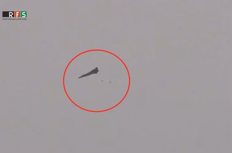 Thiếu hệ thống ngắm thông minh cũng như chỉ mang được bom không điều khiển khiến các máy bay MiG-23 khi ném bom phải thực hiện chiến thuật bổ nhào. Nguồn ảnh: SyriaL