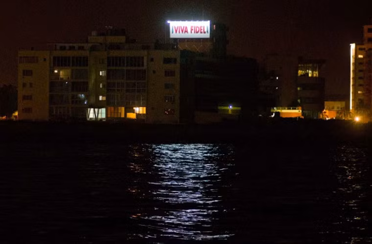 Một tấm biển có nội dung “Lãnh tụ Fidel sống mãi trong lòng mọi người” được treo ở một tòa nhà công quyền tại La Habana sáng sớm 26/11. Ảnh CNN