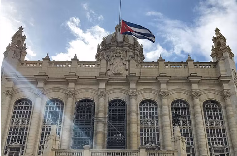 Cờ rủ treo trên nóc tòa nhà Bảo tàng Cách mạng ở thủ đô La Habana. Ảnh CNN