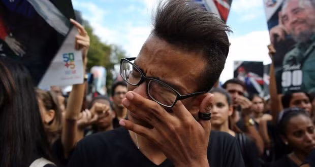 Hàng trăm bạn trẻ Cuba tập trung về Đại học La Habana để làm lễ tưởng nhớ ông. Ảnh irishtimes