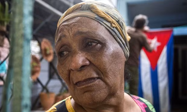 Công dân Cuba Rafaela Vargas buồn bã trước sự ra đi của ông Fidel Castro. Ảnh theguardian