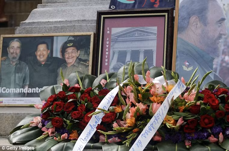 Mọi người đặt vòng hoa kính viếng cùng những tấm hình về cố lãnh tụ Fidel Castro tại La Habana. Ảnh Daily Mail