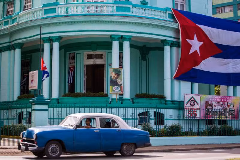 Cờ được treo rủ xuống tại trụ sở Ủy ban Quốc phòng Cách mạng ở La Habana. Ảnh pressdemocrat