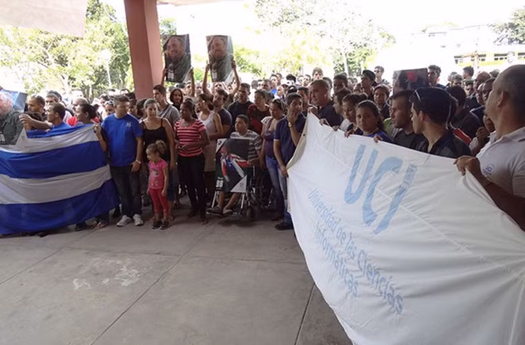 Các viên chức, người làm việc và sinh viên thuọc trường đại học UCI ở Cuba tập trung làm lễ tưởng nhớ cố lãnh tụ Fidel Castro. Ảnh CNN