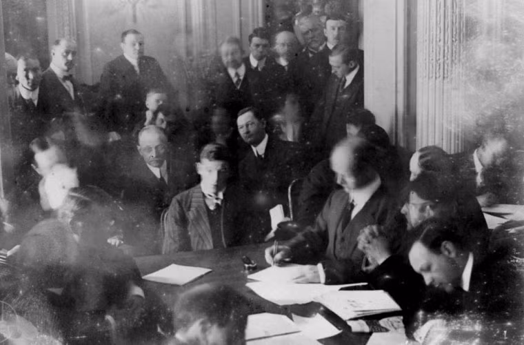 Một trong những thành viên thủy thủ đoàn tàu Titanic chìm đang được một đội điều tra đặc biệt thẩm vấn. Ảnh LOL