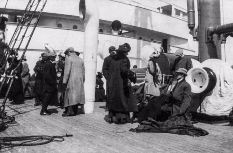 Những người sống sót trên tàu Titanic đã được các thủy thủ đoàn của tàu du lịch Carpathia cứu sống. Ảnh: Những nạn nhân còn sống ngồi trên tàu Carpathia. Ảnh LOL
