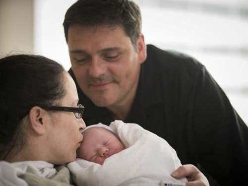 Te ngua voi co gai cuoi chong, sinh con trong mot ngay