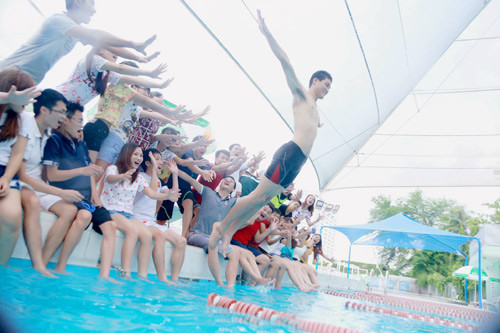 Vui đùa bên nhau.