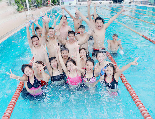 Nam, nữ "quẩy" tung bể bơi.
