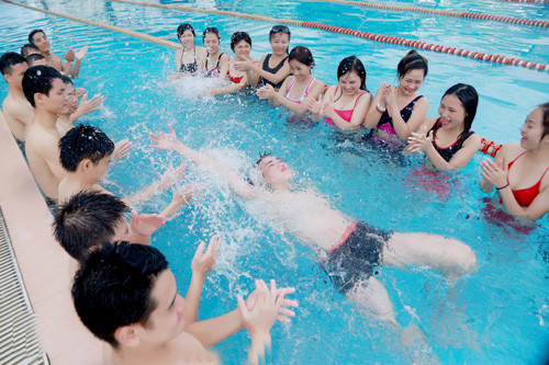 Hơn nữa, lớp chúng mình cũng là lớp Nước nên muốn lưu giữ lại khoảnh khắc cuối cùng bên nhau ở nơi có nước. Hầu hết các bạn nam, nữ lớp mình đều tự tin tạo dáng chụp ảnh”.