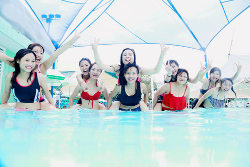 Bạn Viết Chính (lớp trưởng) chia sẻ: “Hầu hết các bạn sinh viên đều mặc áo dài, comple chụp ảnh kỷ yếu. Trang phục đó cũng rất đẹp và duyên dáng nhưng chúng mình muốn làm điều gì đó khác biệt hơn nên đã quyết định chọn bikini.