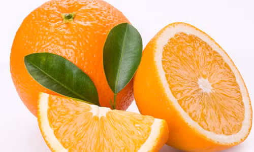 Bởi lượng đường fructoza và 85% lượng nước có trong cam sẽ nhanh chóng được cơ thể hấp thụ, có tác dụng giải khát và bồi bổ thể lực.