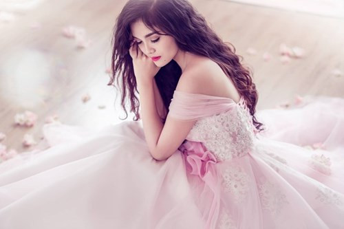 Nhật Hạ từng đậu vào khoa Quản trị kinh doanh, trường ĐH Ngoại Thương nhưng sau đó bỏ ngang và thi vào khoa Đạo diễn, trường ĐH Sân khấu Điện ảnh TP HCM.