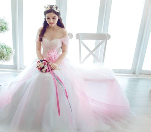 Tháng 3 vừa qua, sao nhí Mùi ngò gai trở lại màn ảnh nhỏ với bộ phim Mặt nạ thiên thần. Vai diễn đánh dấu sự trưởng thành của cô về diễn xuất. Trong phim, Nhật Hạ đảm nhận vai phản diện Nhã Thùy - cô gái xinh đẹp, lanh lợi và thông minh. Phát hiện kẻ hãm hại gia đình, Nhã Thùy quyết định trả thù.