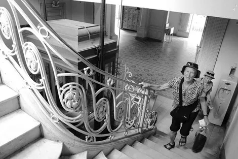 Mặt trên của thang máy được tạo hình bắt mắt.