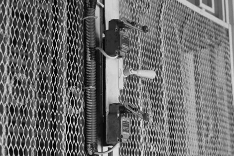 Một phần của hệ thống cơ khí giúp thang máy di chuyển.