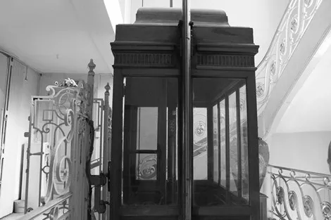 Toàn bộ thang máy được làm bằng gỗ, bên trong được bài trí, chạm trổ như một chiếc kiệu của quan.