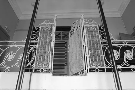 Cửa ra mỗi tầng khi thang máy tới.