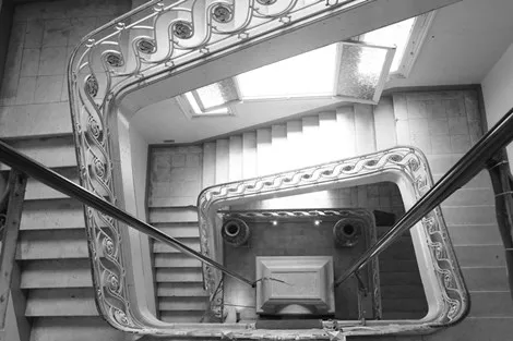 Thang máy được sử dụng trong tòa nhà từ những năm 1929, được xem là chiếc thang máy cổ nhất Sài Gòn. Dinh thự của chú Hỏa là nơi đầu tiên ở Sài Gòn có thang máy. Tuy là sản phẩm của châu Âu nhưng thang máy lại được làm bằng gỗ, bên trong được bài trí, chạm trổ như một chiếc kiệu của quan. Trong ảnh thang máy cổ cùng hệ thống chuyển động được bố trí giữa hố thang tòa nhà, dẫn từ tầng một lên tầng bốn.