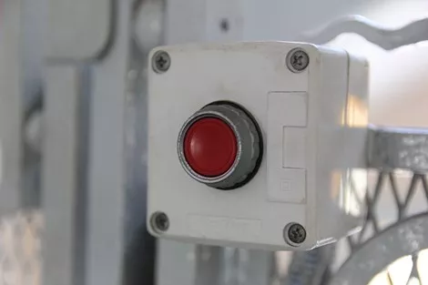 Nút bấm chờ thang máy gắn tại mỗi tầng lầu.