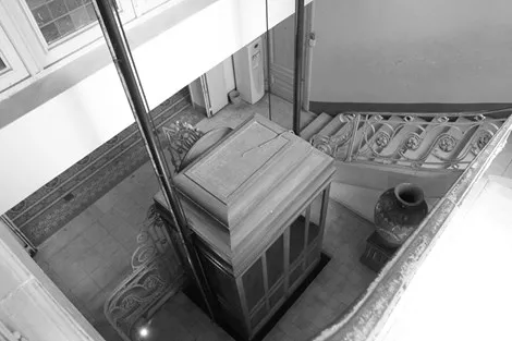 Chiếc thang máy bằng gỗ được xem là cổ nhất Sài Gòn hiện nay.