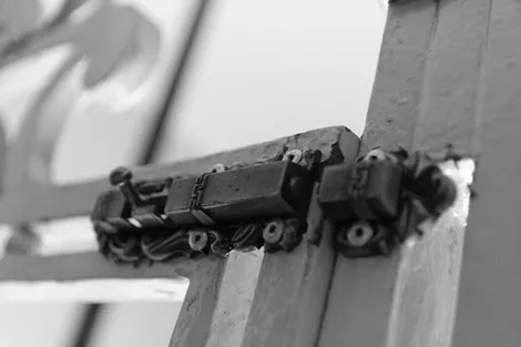 Đèn chiếu sáng gắn trong buồng thang máy.