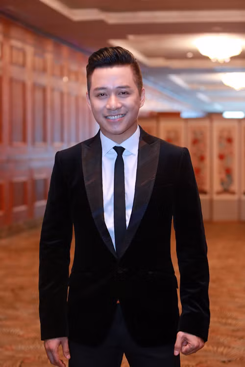 Kiểu đầu undercut được cánh đàn ông ưa thích trong thời gian qua cũng chính là kiểu mà Tuấn Hưng để lâu nhất.