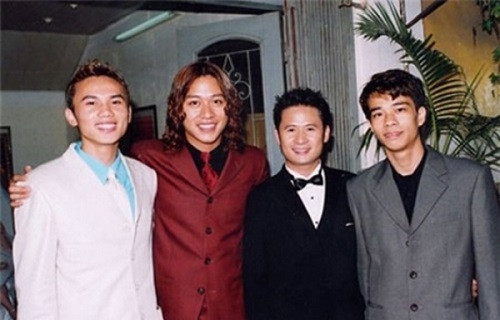 Một thời gian sau, Tuấn Hưng nuôi tóc dài và làm xoăn, tạo phong cách riêng nổi bật nhất trong nhóm. 